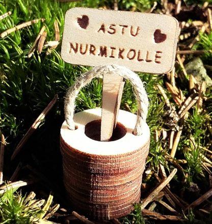 Astu nurmikolle kyltti