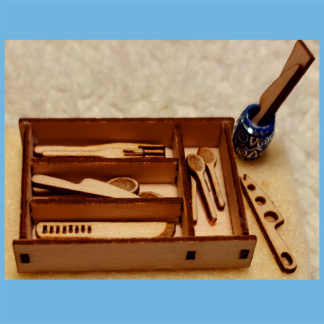 Aterimet ja laatikko nukkekodin lusikoille, haarukoille ja...