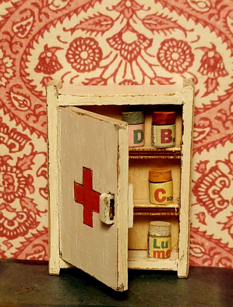 Lääkekaappi purkkeineen